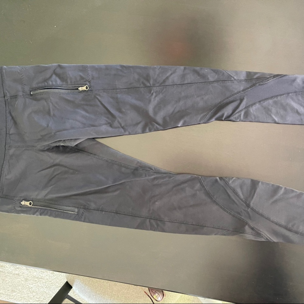 BLACK LULULEMON LEGGINGS CROPPED
